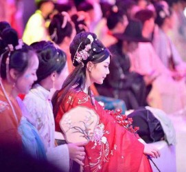 揭阳汉服模特兼职(想做汉服模特去哪里找)