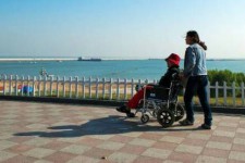 揭阳八旬老人推轮椅带老伴游中国(为了方便推轮椅带老伴出门)